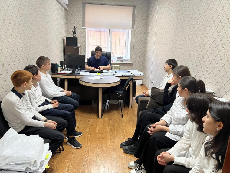 встреча с учащимися 8 « б» кл. со следователем Избербашского отдела МСО СУ СК РФ.